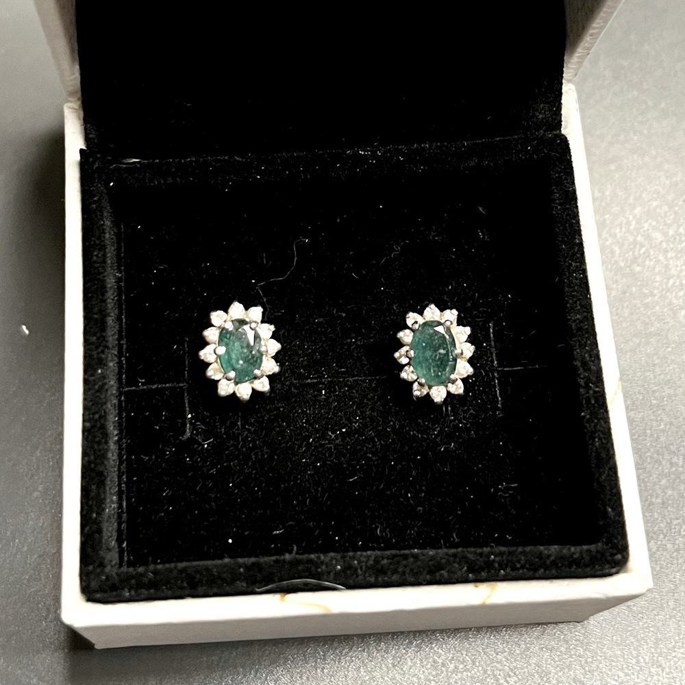 🌺 emerald & diamond post earrings.